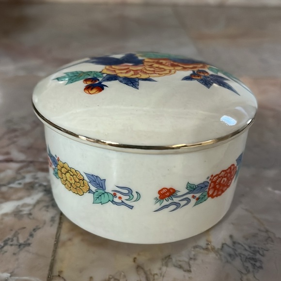 Japanese Porcelain Trinket Jar - Picture 5 of 9